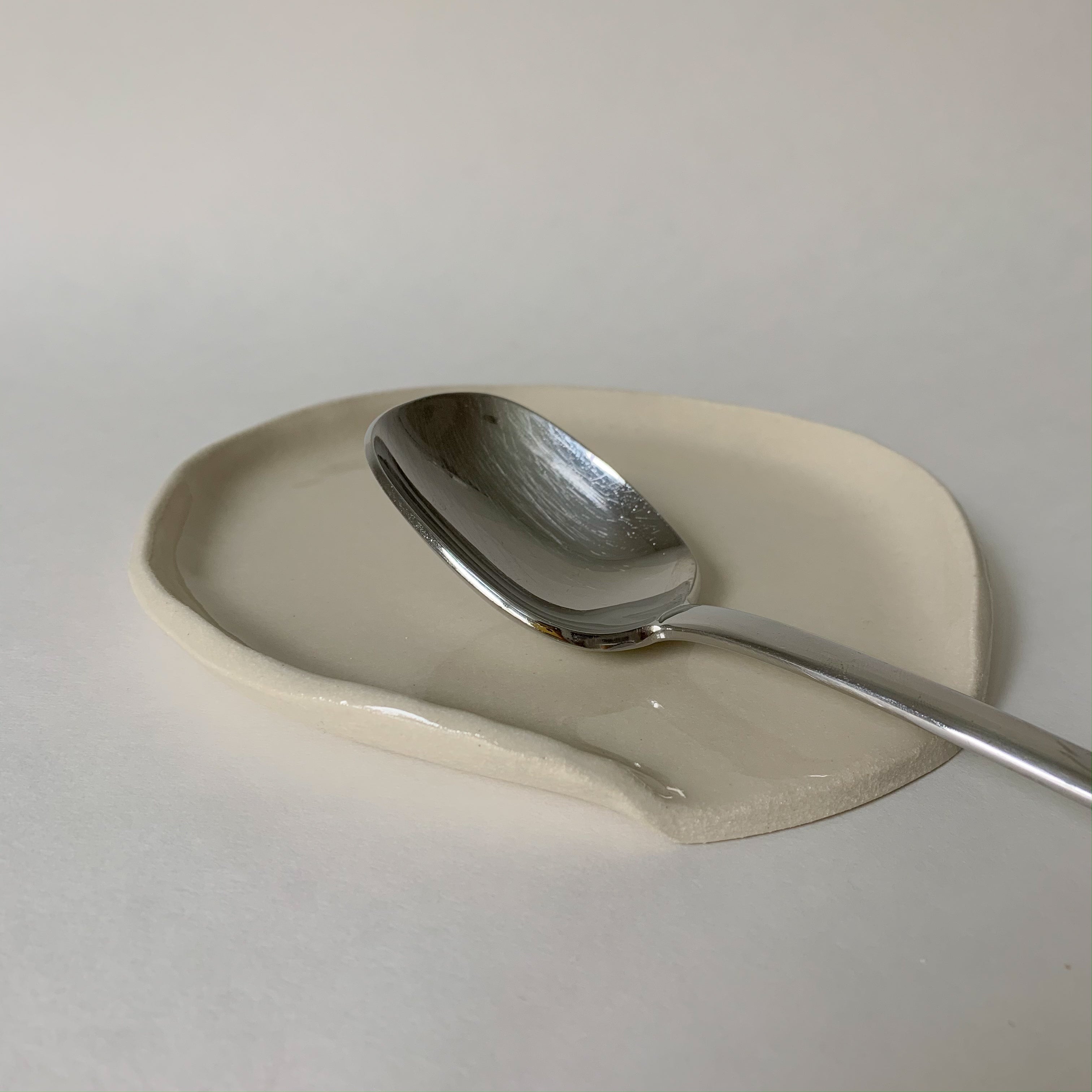 Circular spoon rest